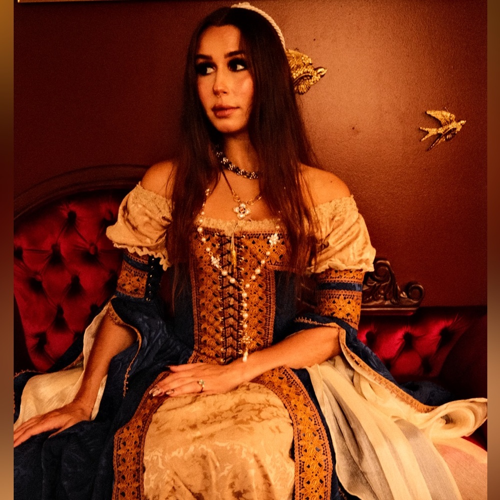 Italian Renaissance Courtesan Dress (Accessories Included)